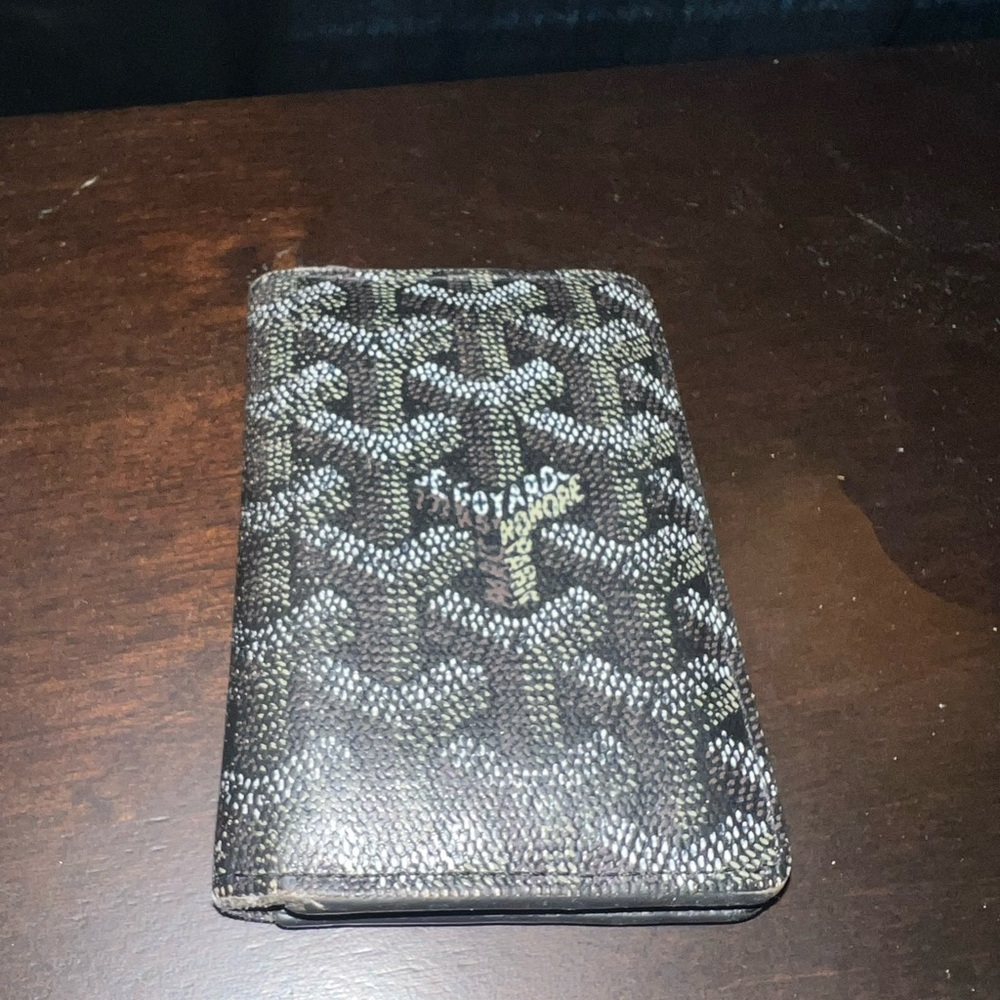 Goyard Black and White Key Holder with Iconic Design